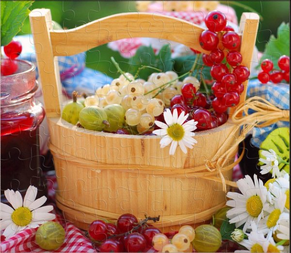 смородина в корзинке