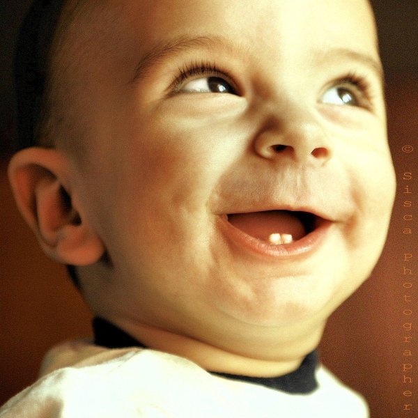 смеющийся мальчик