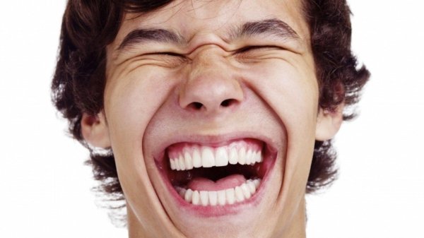 смеющееся лицо