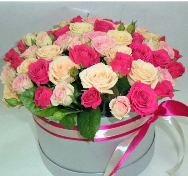кустовые розы в коробке