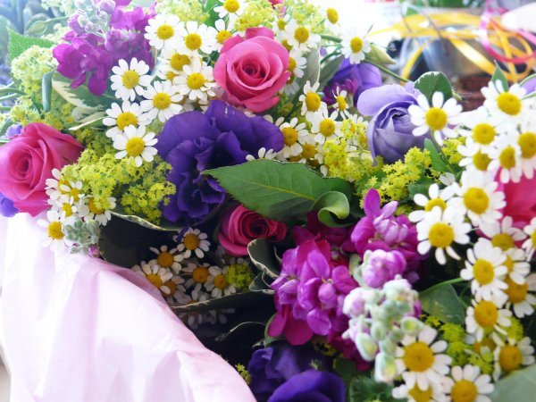 яркие букеты цветов