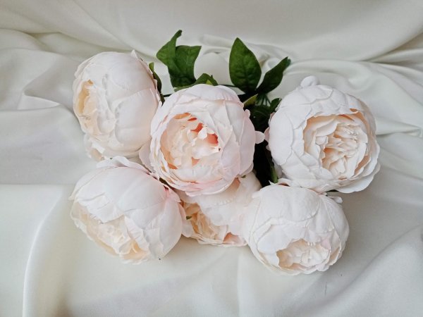 пионовидная роза