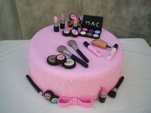 торт с косметикой