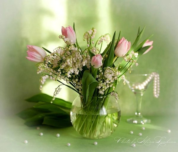 ландыши в вазе