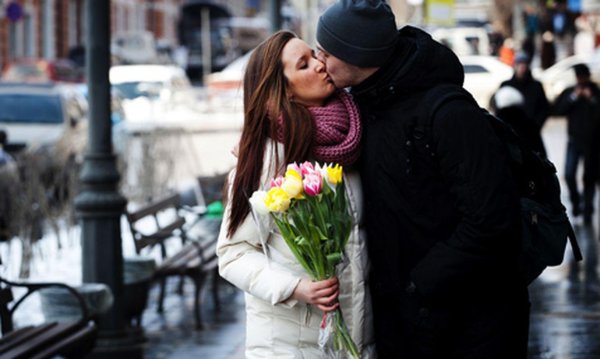 парень дарит девушке цветы