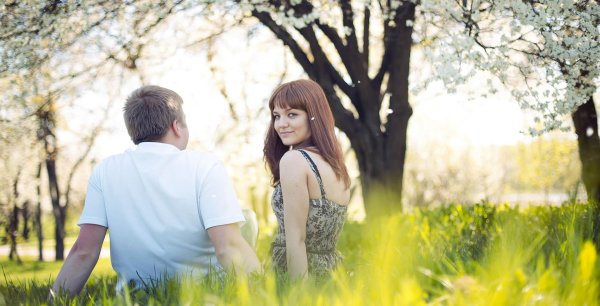 влюбленные на природе