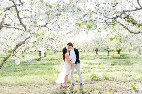 свадьба в цветущем саду