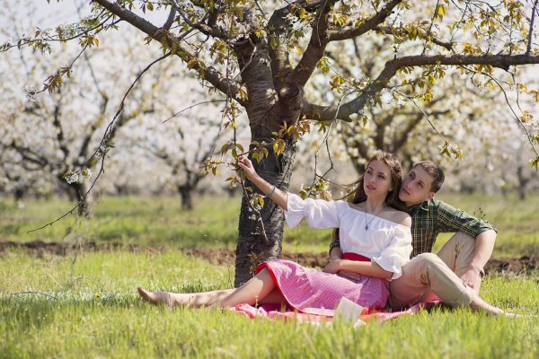 влюбленные на природе