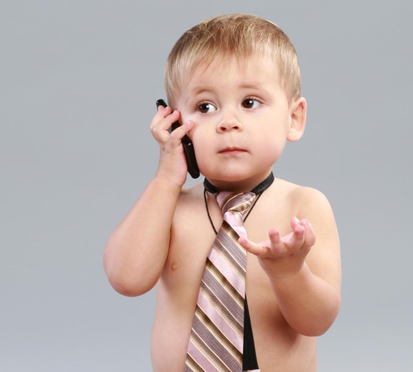 малыш с телефоном