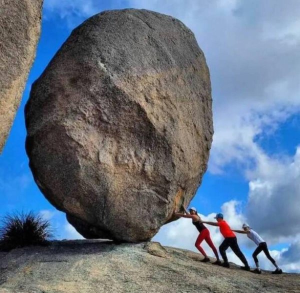 огромные камни