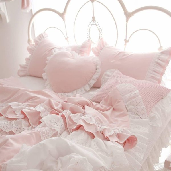 розовая кровать