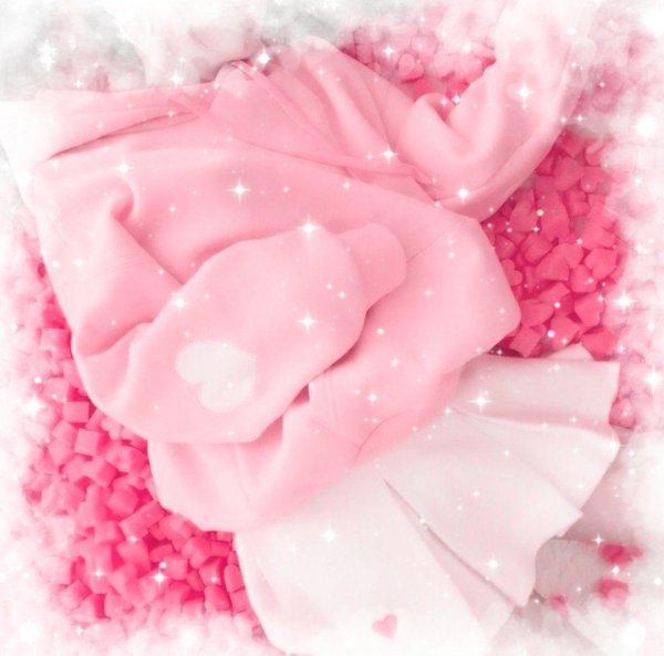 розовая одежда