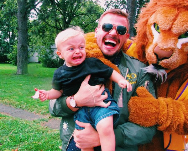 ребенок в костюме льва
