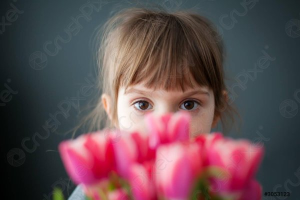 Маленьких девочек с цветами