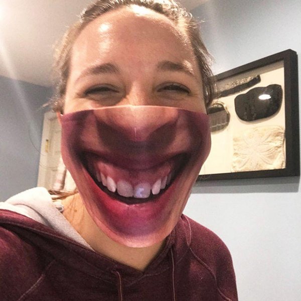 маска с улыбкой