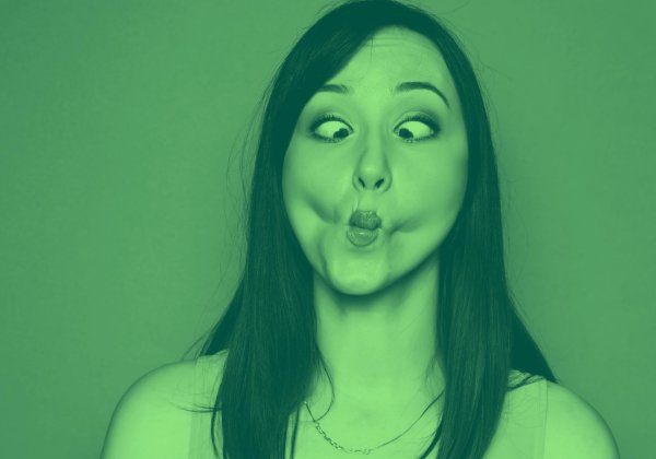 девушка высовывает язык