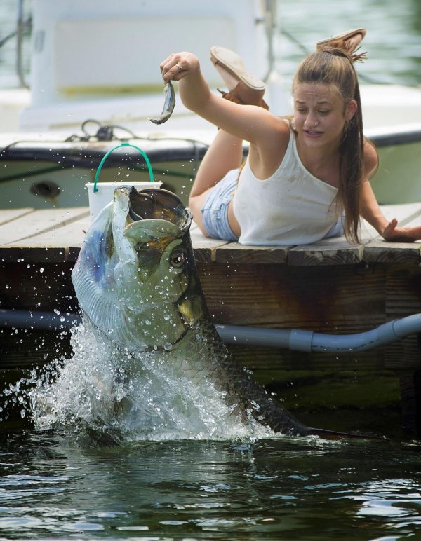 женщина ловит рыбу