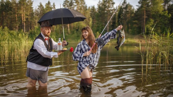 девушка ловит рыбу