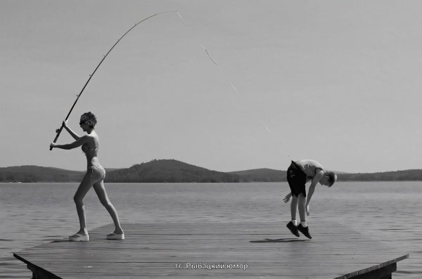 девушка ловит рыбу