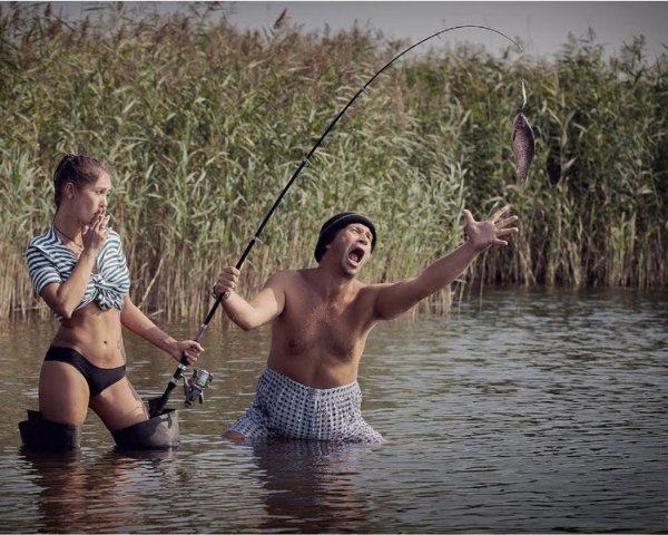 девушка ловит рыбу