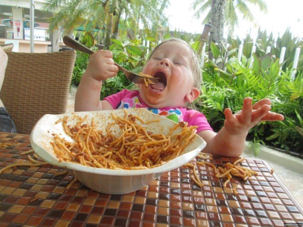 дети смешно едят