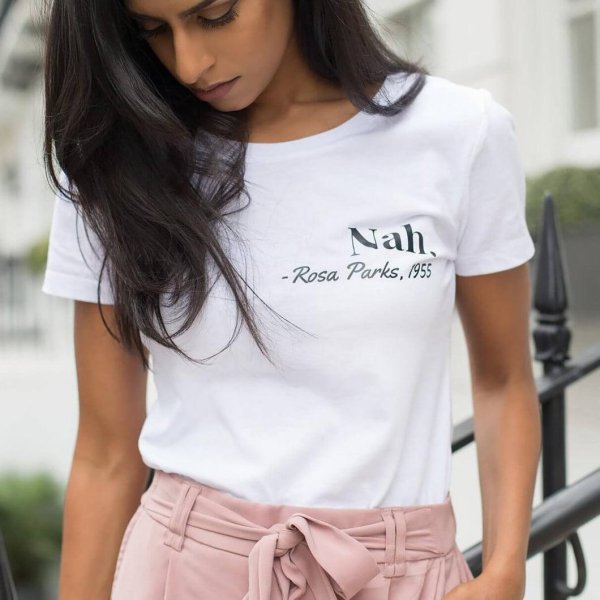 белая футболка