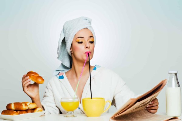 женщина завтракает