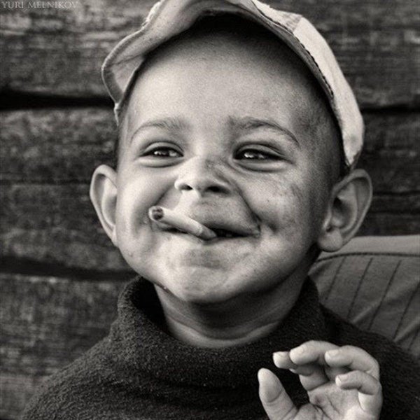 малыш с сигаретой