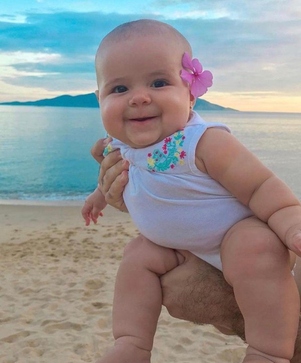 малыш на море