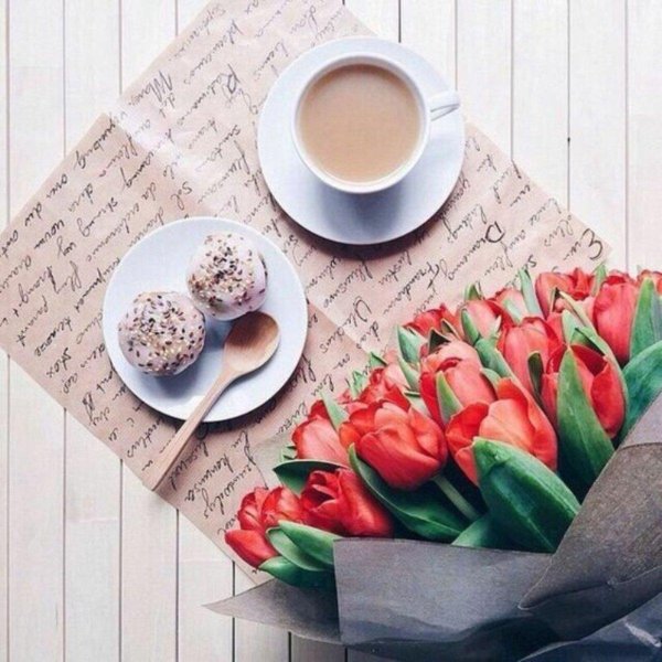 красивый завтрак с цветами