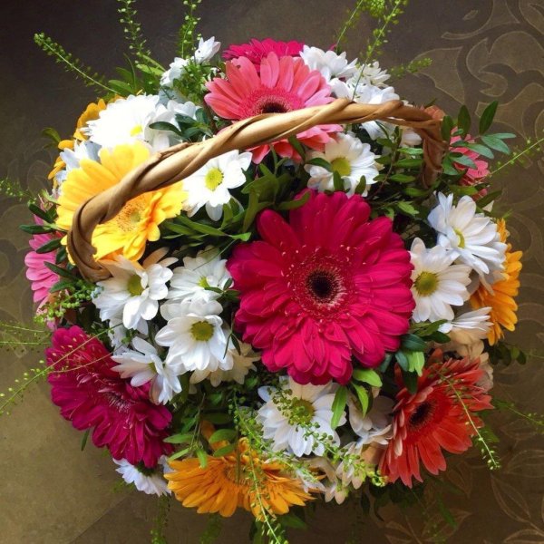 корзина с герберами