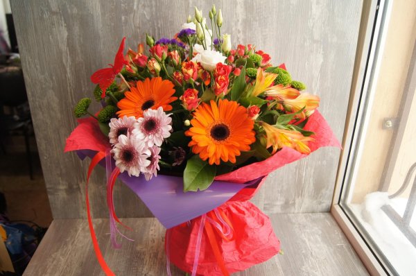 букет с оранжевыми герберами