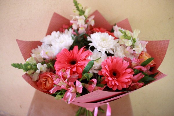 букеты из гербер и хризантем и альстромерии
