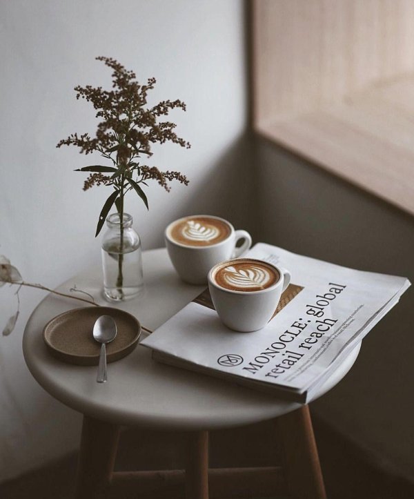 уютный столик в кофейне
