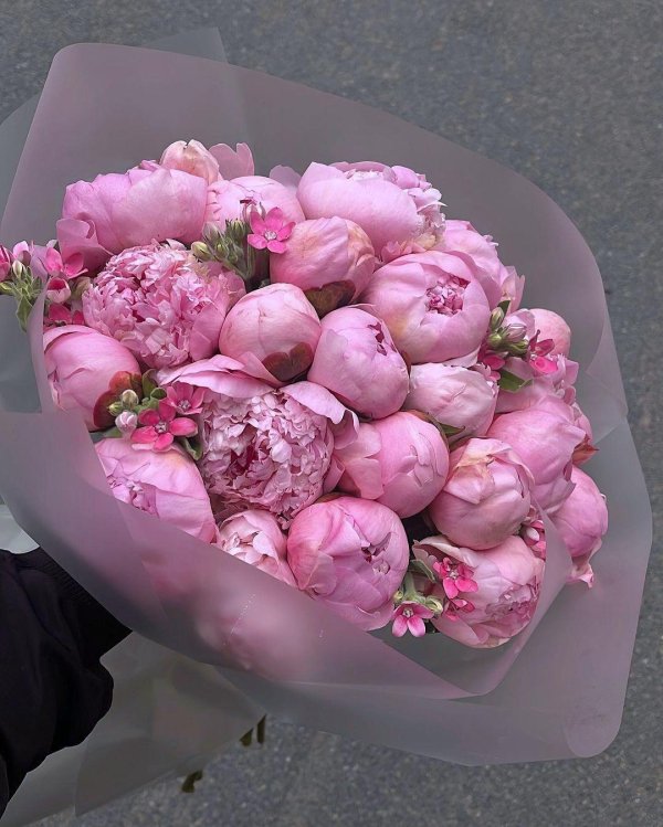 сборный букет с пионами