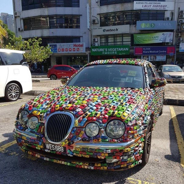 обклеенная машина