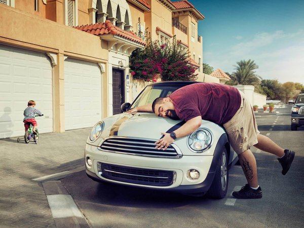 обнимает машину