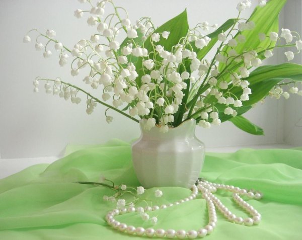 поздравительная открытка с ландышами