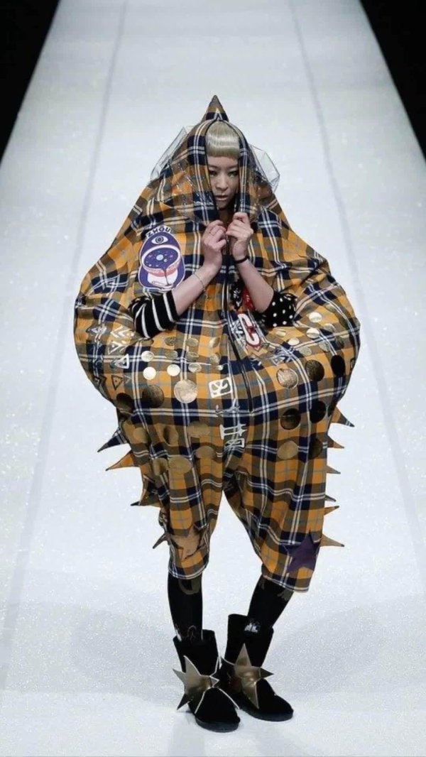 странные костюмы на показе мод