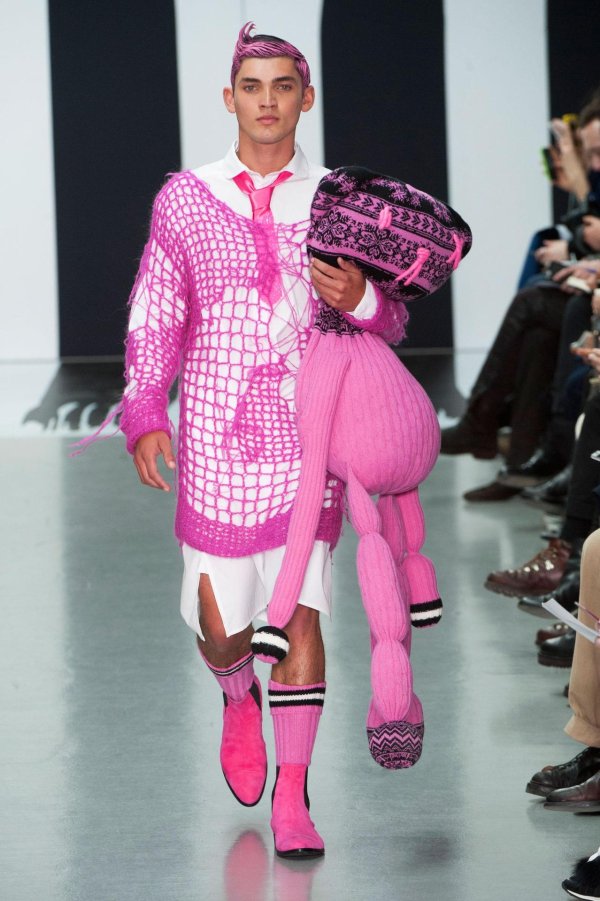 странные костюмы на показе мод