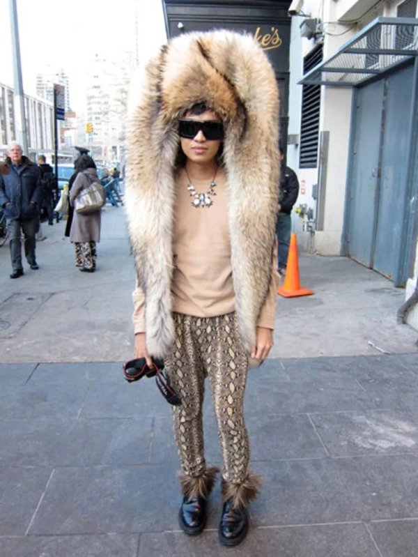 странно одетые люди