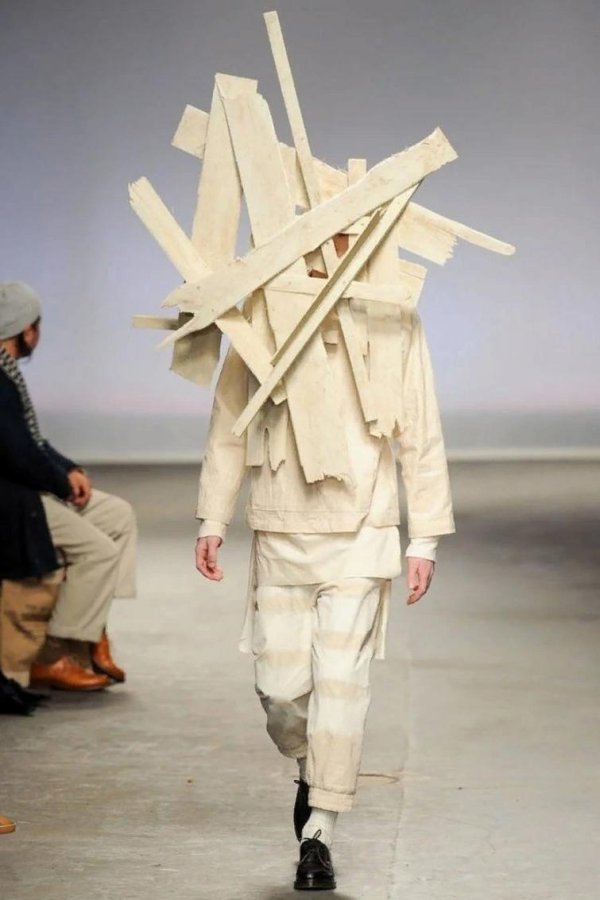 странные костюмы