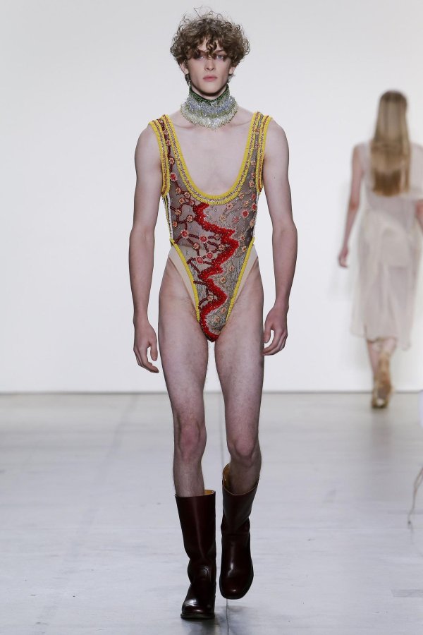 парни на подиуме