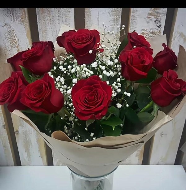 букет роз с гипсофилой