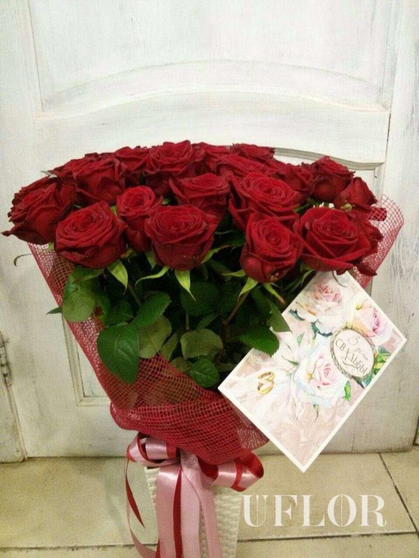 букет с красными розами