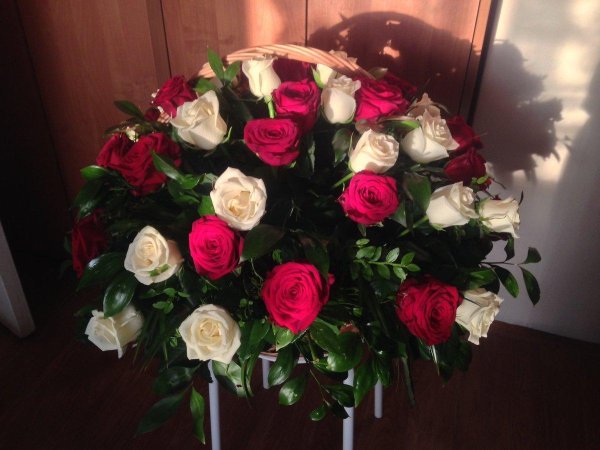 розы в корзине