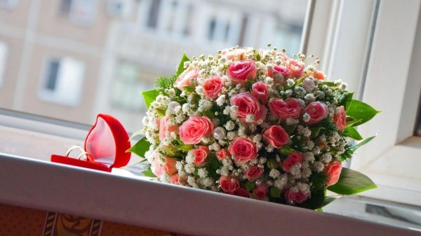 кустовые розы с гипсофилой