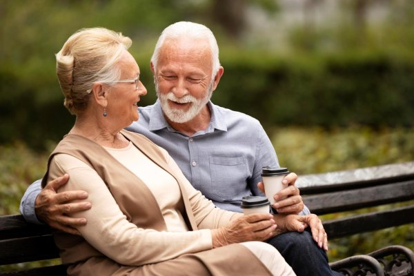 красивая пожилая пара