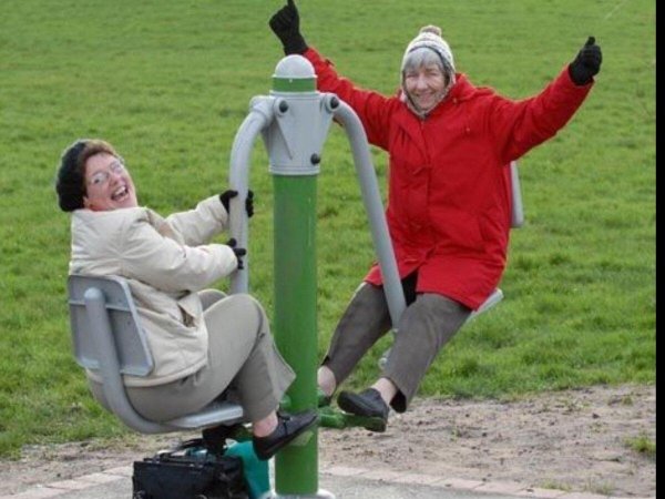 бабушка занимается спортом