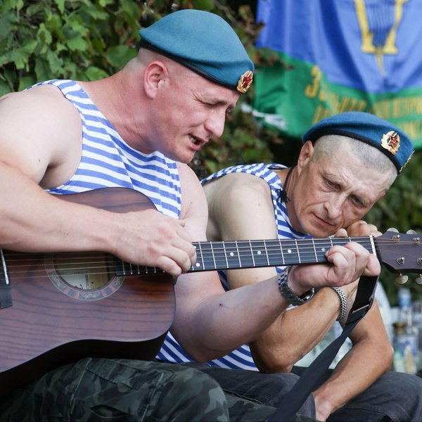 расплескалась синева голубые береты